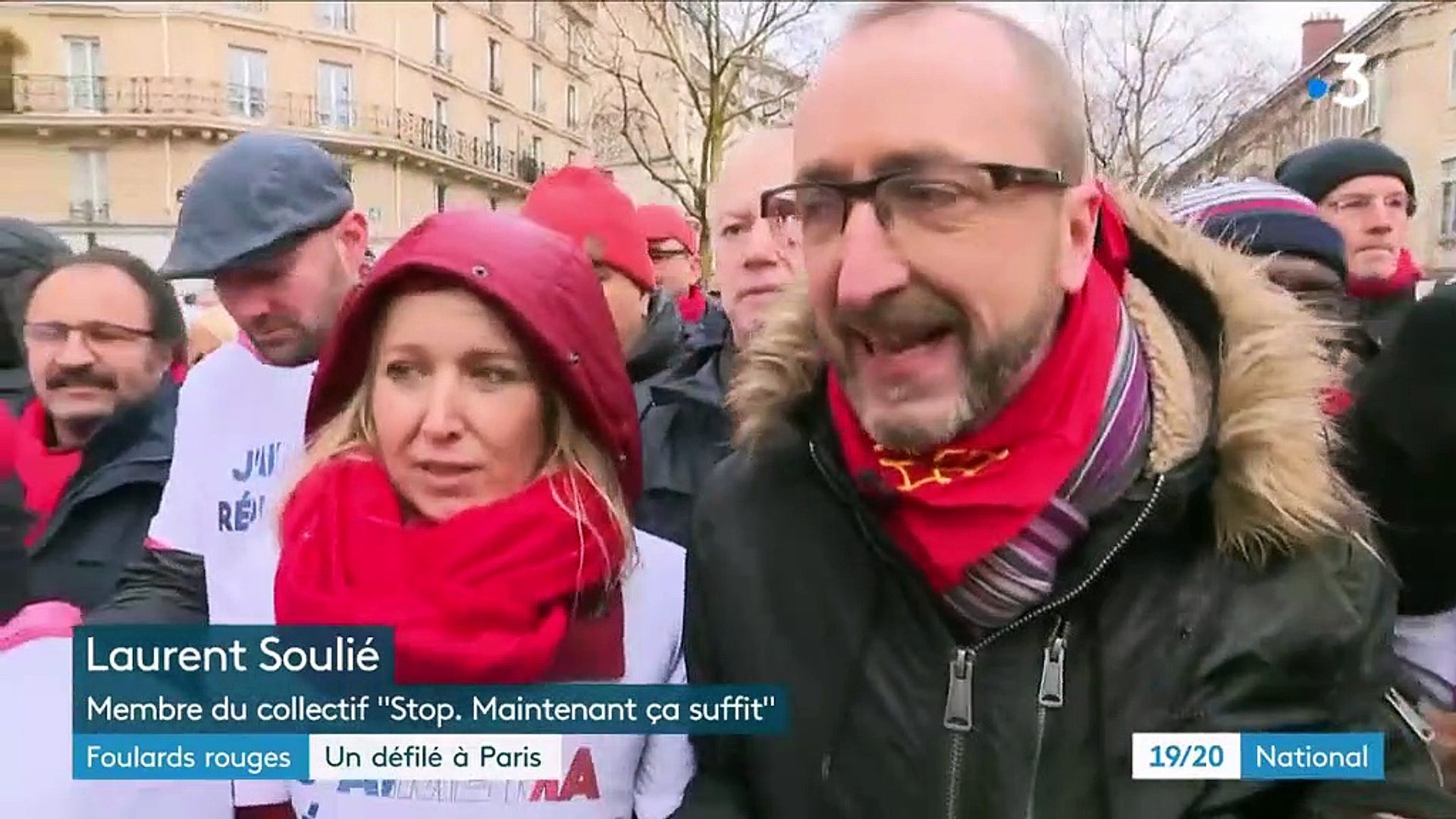 Foulards rouges" : premier défilé à Paris - Vidéo Dailymotion