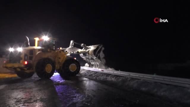 Hakkari-Van Karayoluna Çığ Düştü, Onlarca Araç Yolda Mahsur Kaldı