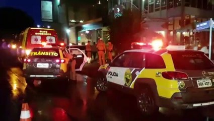 Carros batem em local sinalizado por semáforo
