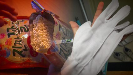 "라면 봉지에 어떻게 장갑이?"...풀리지 않는 의문 / YTN