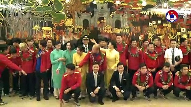 Đội tuyển Việt Nam xuống sân bay trở về nước trong vòng tay người hâm mộ | VFF Channel