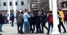 Taksim Meydanı'nda Hanutçular Tekme Tokat Kavga Etti! Dehşet Anları Kamerada