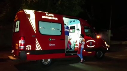 Mulher prensa a mão em cilindro no Parque São Paulo