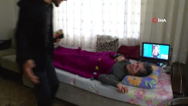 Yazar Kahraman Tazeoğlu, İşaret Parmağıyla Kitap Yazan Türeyen'i Ziyaret Etti