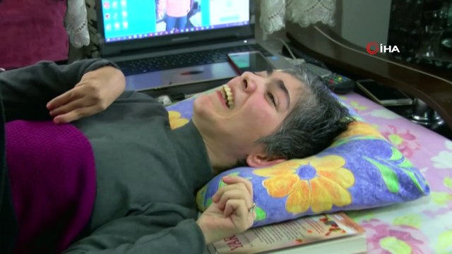 Yazar Kahraman Tazeoğlu, işaret parmağıyla kitap yazan Türeyen’i ziyaret etti