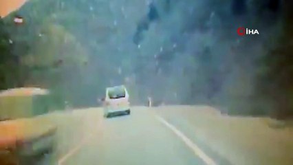 Otomobil içindeki kamera kazayı böyle görüntüledi