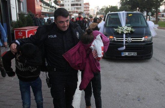 Dilenci Çocuklar Bahşiş Alamayınca Gelin Arabasının Camını Kırdı