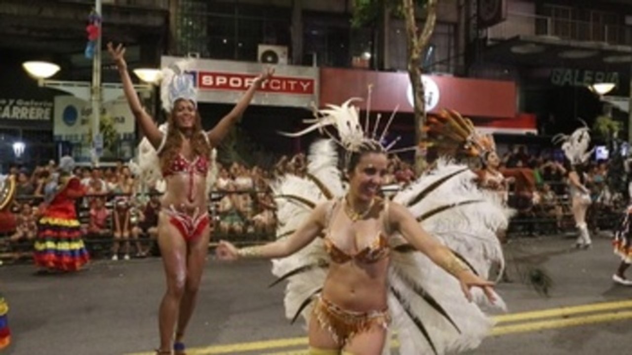 Música, color y mucho baile inundan de carnaval a Montevideo