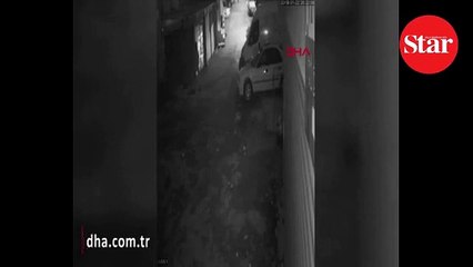 Kadını sokak ortasında yere yatırıp gasp ettiler