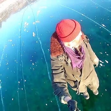 Un homme se filme sur le Lac Baikal et montre la transparence de l'eau