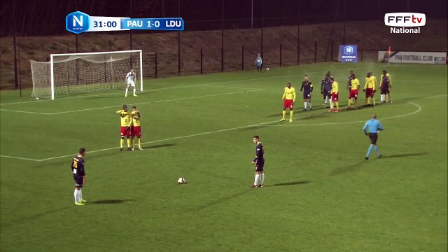 Le coup franc de BOISGARD passe complètement au dessus des buts.