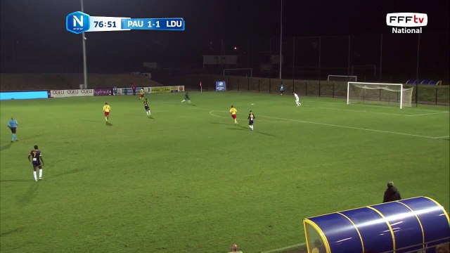 La frappe de JARJU est contrée par un défenseur de Lyon.