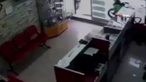 Motosikletiyle dükkana daldı, “Yabancı değilim ağabey” dedi