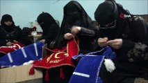 - Dokuma atölyesi Suriyeli kadınlara umut oluyor- İç savaşta eşlerini kaybeden 20 Suriyeli kadın, kendi çabalarıyla İdlib’te açtıkları atölyede ürettikleri kültürel sembolleri içeren dokuma bayrak ve kilimleri satarak geçimlerini sağlı...