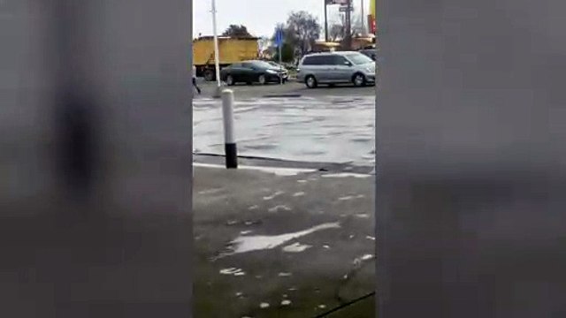 Un homme s'enfuit d'une façon originale pour éviter une bagarre