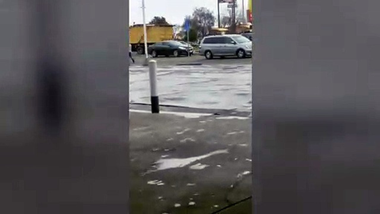 Un homme s'enfuit d'une façon originale pour éviter une bagarre