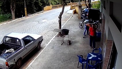 En voulant fabriquer un barbecue il fait exploser un baril en le coupant