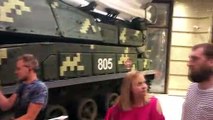 Un véhicule blindé de l'armée s'écrase contre un bâtiment de Kiev