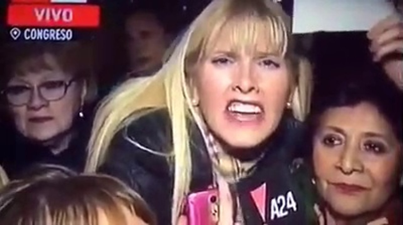Indignada grita "Que le saquen los desafueros"