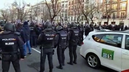 Taxistas cortan el Paseo de la Castellana de Madrid
