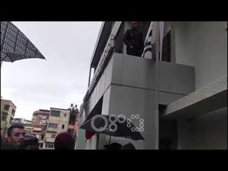 Ora News - Tension në fakultetin e Juridikut, përplasje mes studentëve