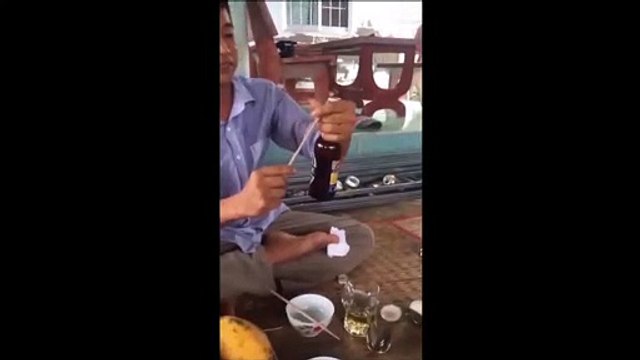 Il montre en vidéo comment (ne pas) décapsuler une bière avec une baguette chinoise