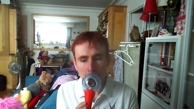 Wiwi égratigne Leïla de Brindille