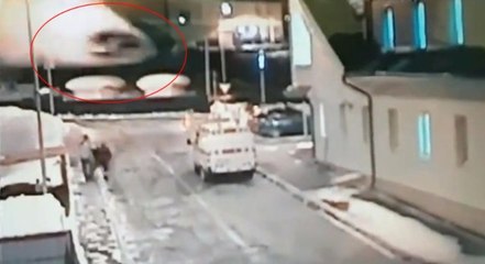 Otomobil 211 Km Hızla Evin Çatısına Uçtu