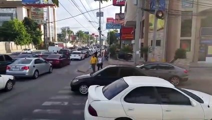 Des piétons marchent sur une voiture garée sur un passage clouté !