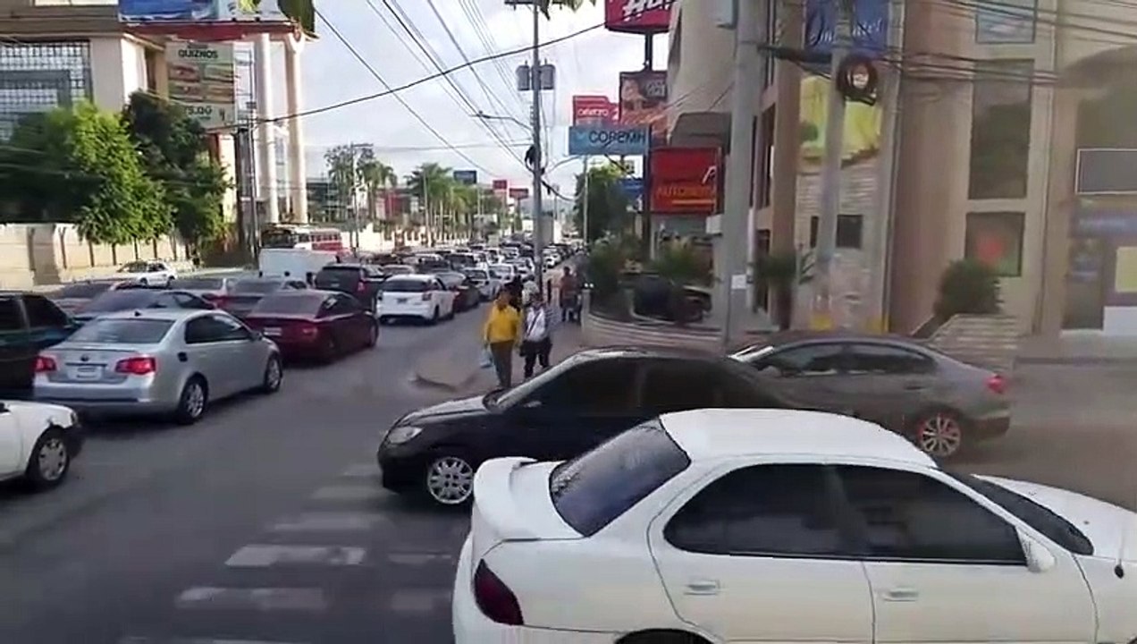 Des piétons marchent sur une voiture garée sur un passage clouté !