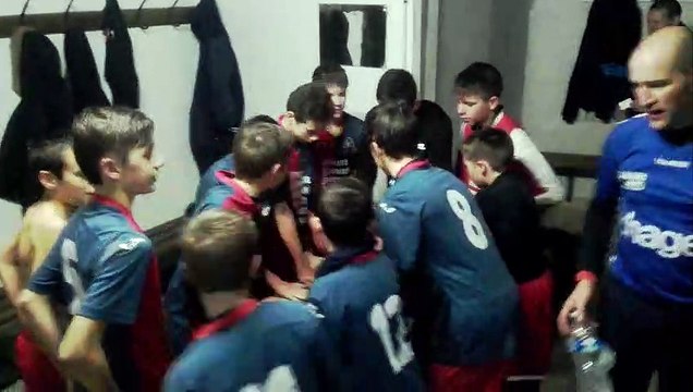 Les U15 fêtent leur victoire dans le vestiaire.....