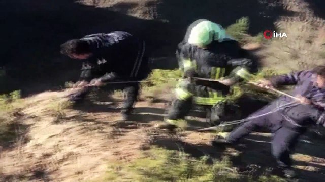Uçurumda mahsur kalan keçiyi itfaiye kurtardı