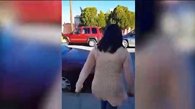 Une maman en colère jette sa mule sur sa fille d'une distance énorme et parvient à la frapper