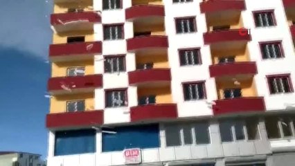 Çatıdan Düşen Kar Kütleleri İlginç Görüntüler Oluşturdu, Park Halindeki Araçlar Zarar Gördü