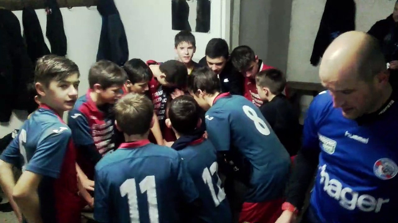 Les U15 fêtent leur victoire dans le vestiaire....