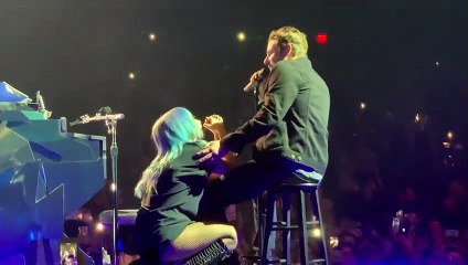 Bradley Cooper surpreende Lady Gaga durante concerto em Las Vegas