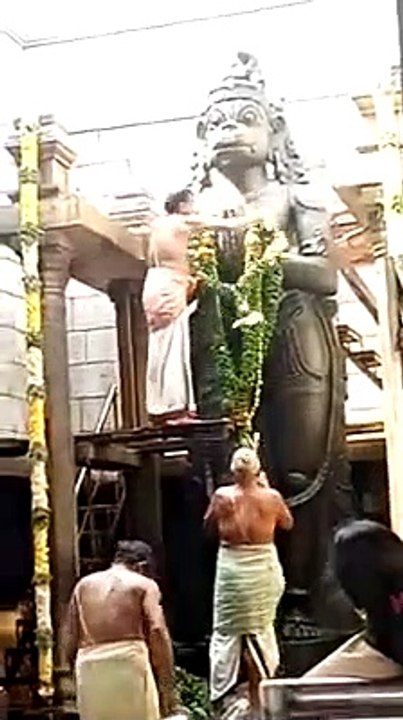 ஆஞ்சநேயருக்கு அபிஷேகம் செய்த அர்ச்சகர் தவறி விழுந்து படுகாயம்-வீடியோ