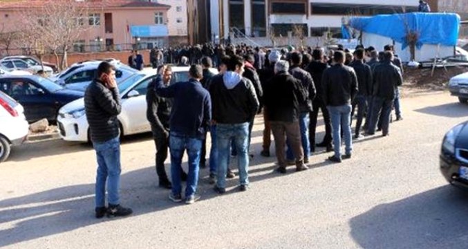 1500 Alınacağını Duyan Vatandaşlar, İŞKUR Önünde Uzun Kuyruklar Oluşturdu