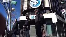 La policía protege la puerta de la sede del PP en Génova por la concentración de taxistas