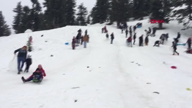 Mersin Torosların Eteğinde Tatilde Kar Eğlencesi