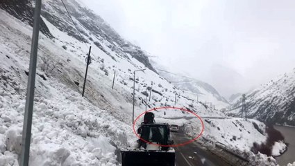 Otomobil Az Daha Çığın Altında Kalıyordu