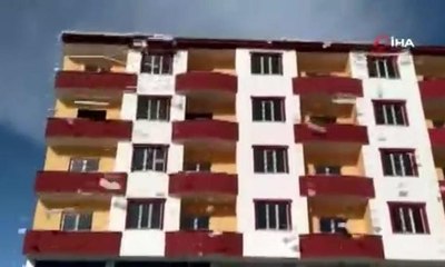 Çatıdan düşen karlar ilginç görüntüler oluşturdu