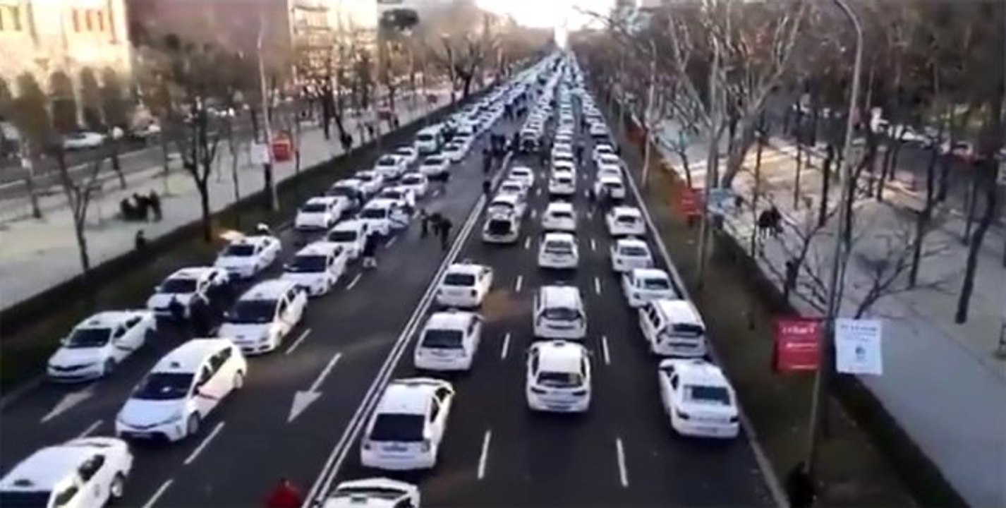 Madrid'de Taksicilerden Uber Protestosu