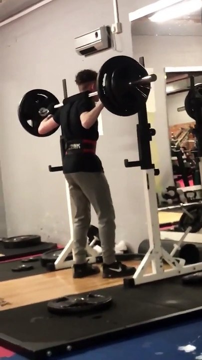 Trop lourd, il tombe en arrière à la Muscu sous le poids de son haltère !