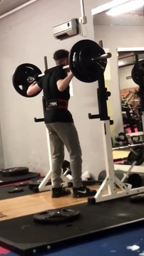 Trop lourd, il tombe en arrière à la Muscu sous le poids de son haltère !