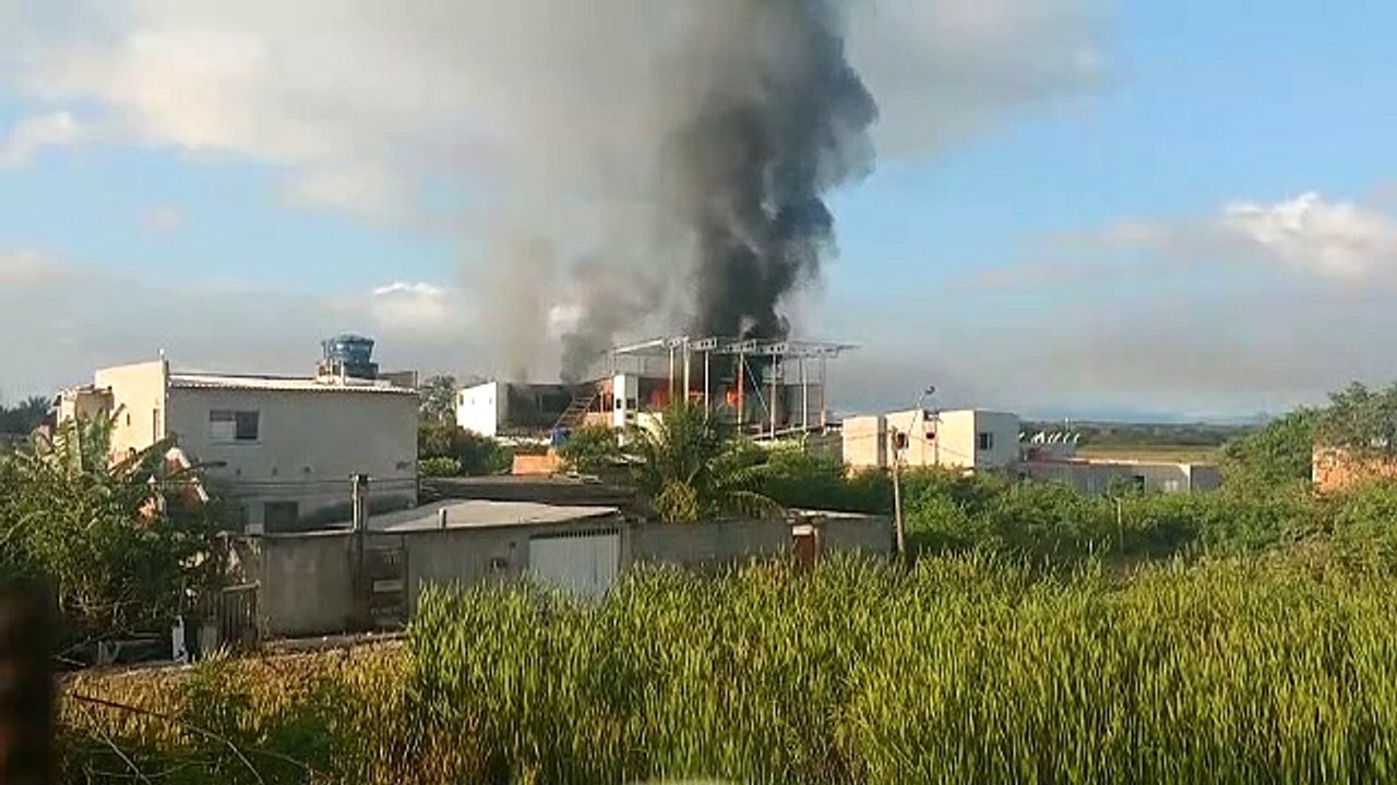 Incêndio atinge galpão em Vila Velha nesta segunda-feira (28)