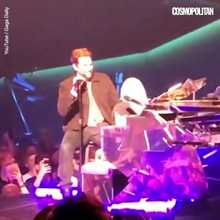 Lady gaga et Bradley Cooper chantent Shallow en concert