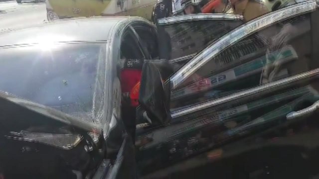 달리던 승용차 가로수 들이받아...운전자 숨져 / YTN