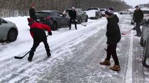 Pour passer le temps, des automobilistes ont improvisé une partie de hockey sur l’A-40 à Montréal