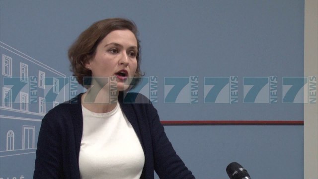 MINISTRJA E ARSIMIT BESA SHAHINI SQARON PERFITIMIN E BURSAVE - News, Lajme - Kanali 7